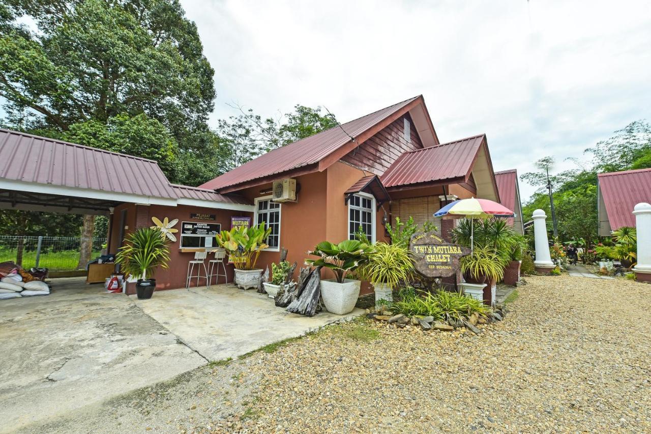 Oyo 90642 Twin Mutiara Chalet & Homestay Jeli Esterno foto