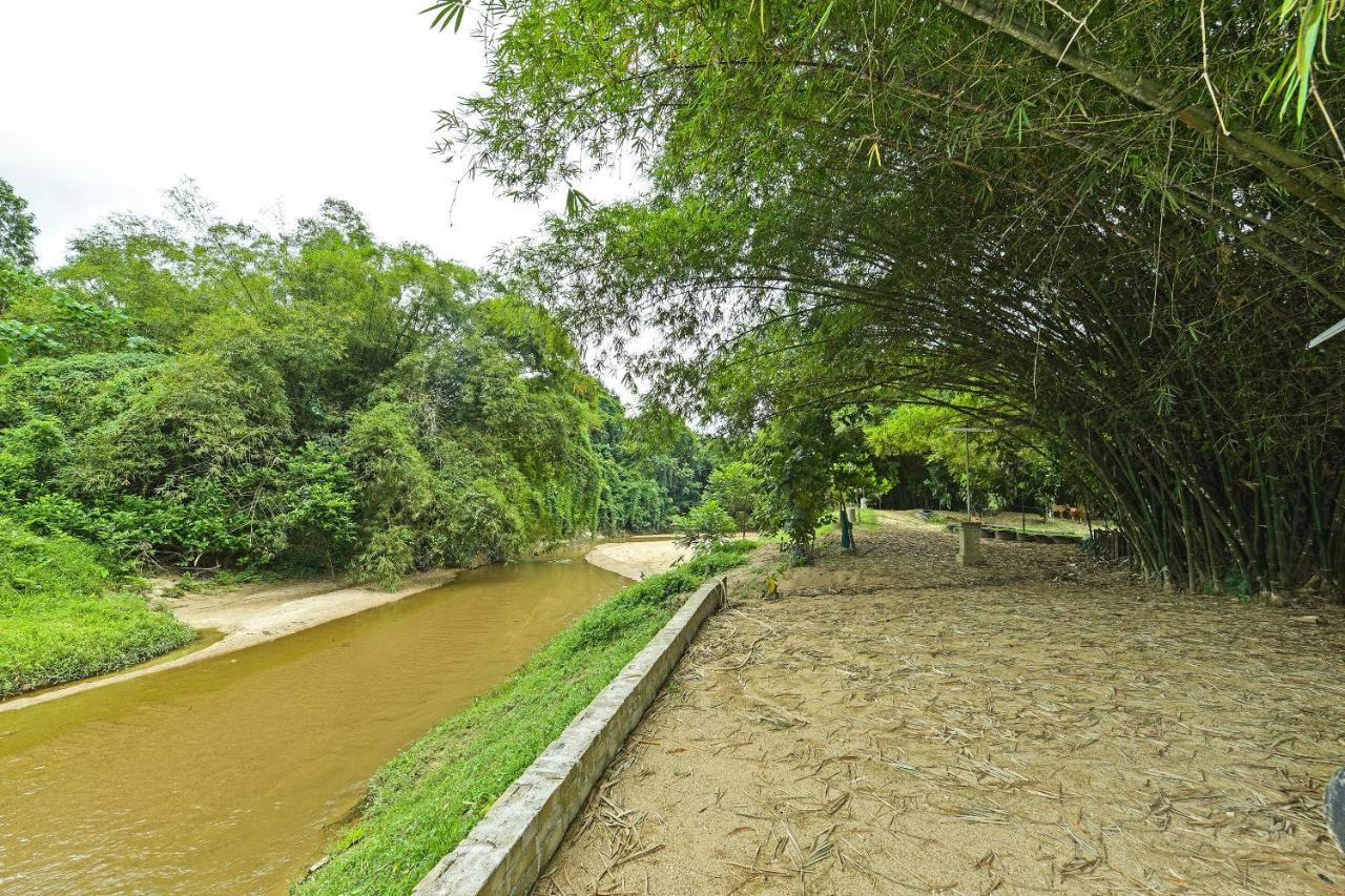 Oyo 90642 Twin Mutiara Chalet & Homestay Jeli Esterno foto