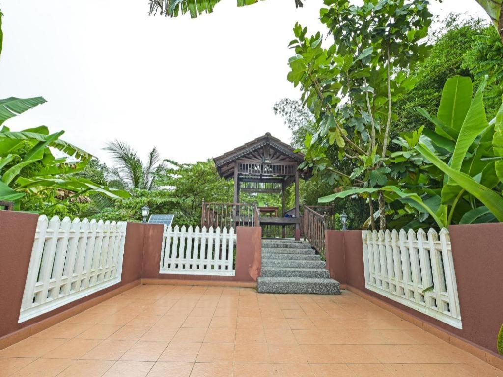 Oyo 90642 Twin Mutiara Chalet & Homestay Jeli Esterno foto
